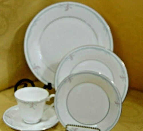 Royal Doulton - England - Carnation Pattern - 6 Place Setting - Picture 2 of 8