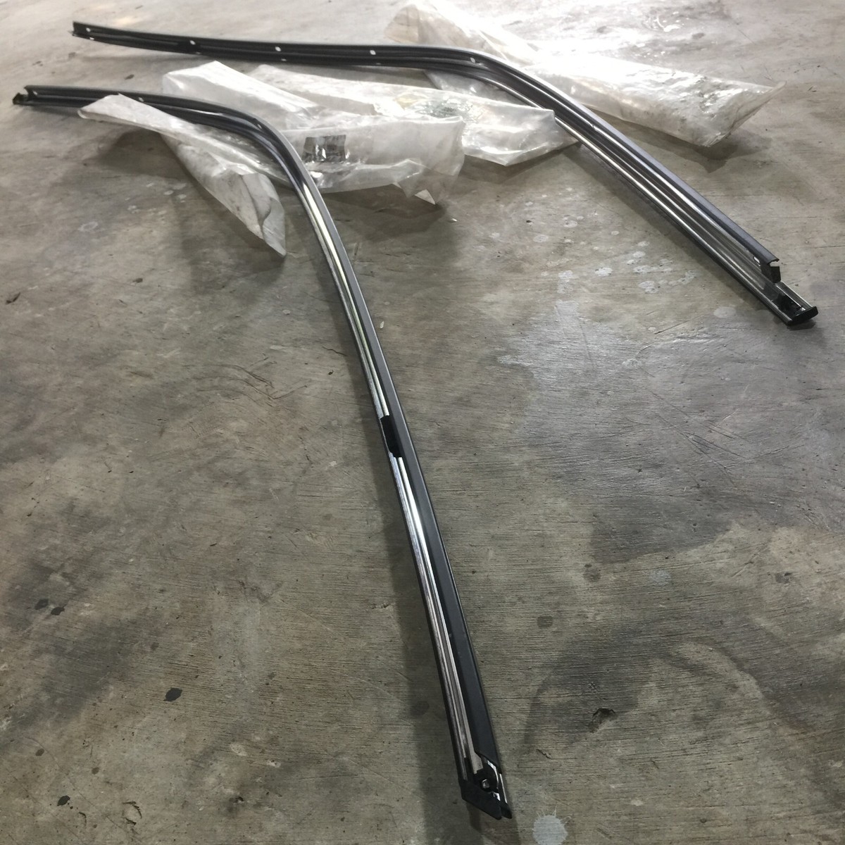 Moulding Front Door Window Frame Upper Pair Toyota Crown Majesta
