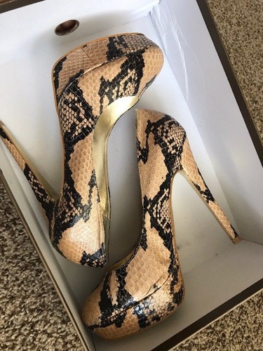 $139 New Bebe Snakeskin Beige Heels 