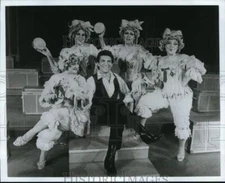 1984 Press Photo Opera singer Sergio Franchi with entertainers. - pip18954