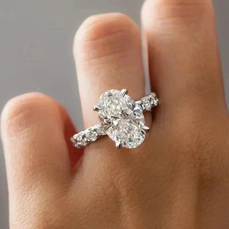 Anel de casamento folheado a ouro branco 14K com diamante cultivado em laboratório corte oval 4,60 quilates - Imagem 4 de 4