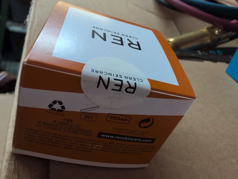 Crema para dormir Ren Clean Skincare Overnight Glow manchas oscuras 1,7 fl. oz. 50 ml. Completo Foto 2 de 3