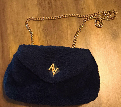 New Yorker Damen Schultertasche Schwarz  Kunstpelz Kettenriemen gold