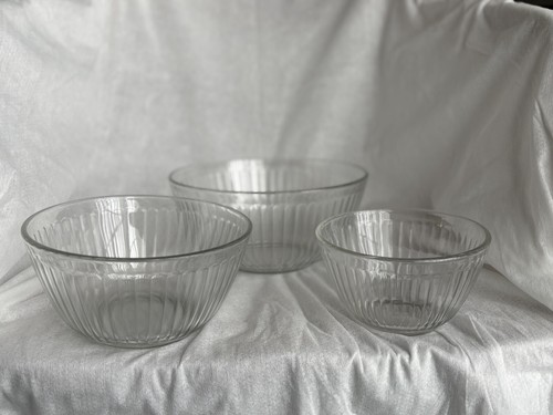 Pyrex Set of 3 Clear Mixing Bowls Ribbed Nesting 7401-S, 7402-S, 7403-S - Picture 3 of 4