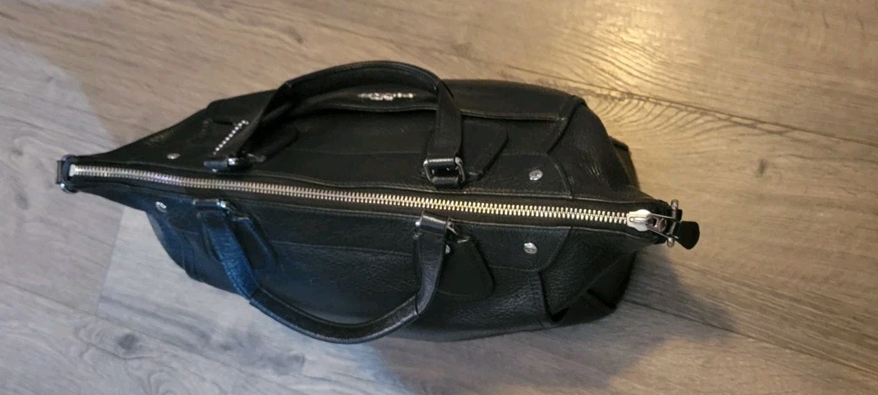 Borsa a tracolla Coach Mickie in pelle nera tono argento con borchie senza cinturino extra