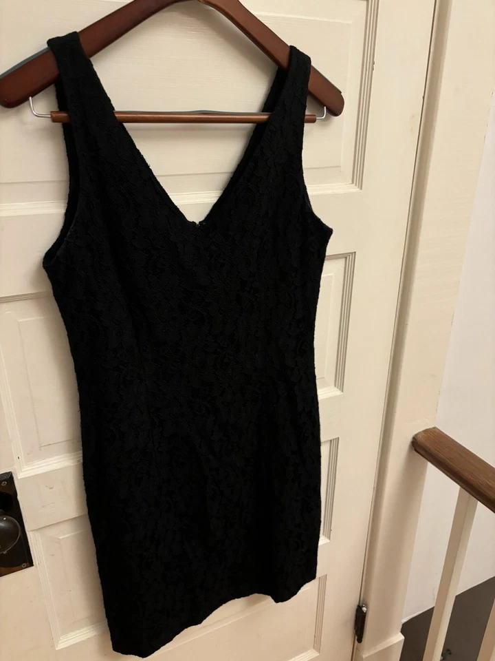 Vestido Vaina Theory Negro Encaje Sin Mangas Cuello en V Forrado Sobre la Rodilla Talla 8 $355 Foto 2 de 4