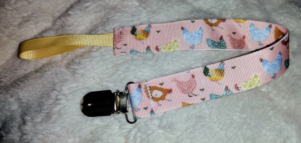 Clips para chupete de pollo hechos a mano  Foto 3 de 4