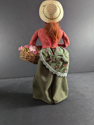 Byer’s Choice Ltd. The Carolers 1994 Female with flower baskets - Picture 7 of 11