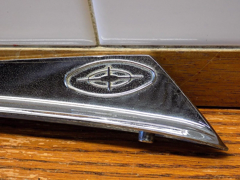 Ford Galaxie 500 1963 guardabarros delantero emblema superior conductor Foto 2 de 4