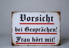 Vorsicht bei Gesprächen! Frau hört mit! Dek...