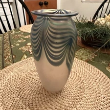 Robert Eickholt Iridescent Pulled Feather VASE 6.75” Blue Aurene 1992 Signed