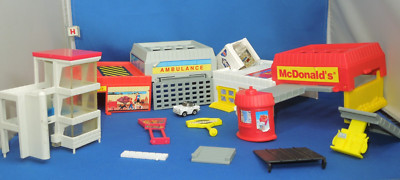 Lot Of 1995 Hot Wheels Sto & Go Play set parts