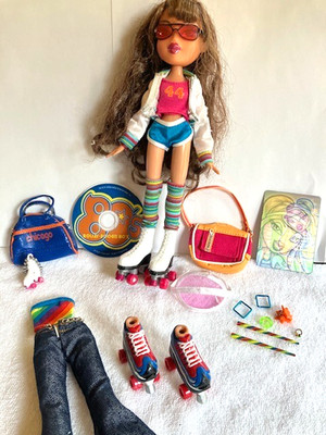 Vintage 2001 Bratz Doll FLASHBACK FEVER YASMIN Roller Skates & Accessories MGA