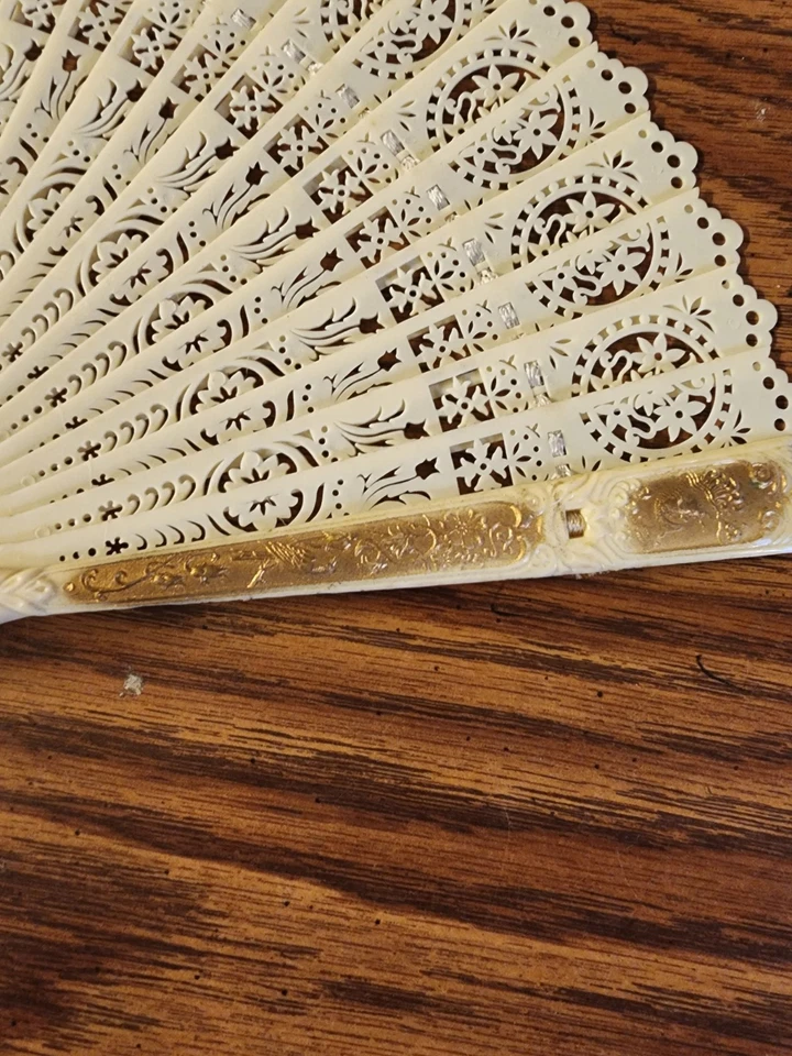 Abanico Plegable Vintage Marfil Celuloide Encaje con Borla y Acentos Dorados, Raro Foto 2 de 4