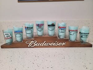 Nascar Budweiser Racing Set Of 8 Pint Glasses Motor Speedways Wood Display Rack
