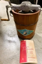 Vintage White Mountain 2 Qt Hand Crank Wooden Barrel Ice Cream Maker & Booklet