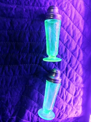 VINTAGE DEPRESSION GLASS SALT & PEPPER SHAKERS ART DECO