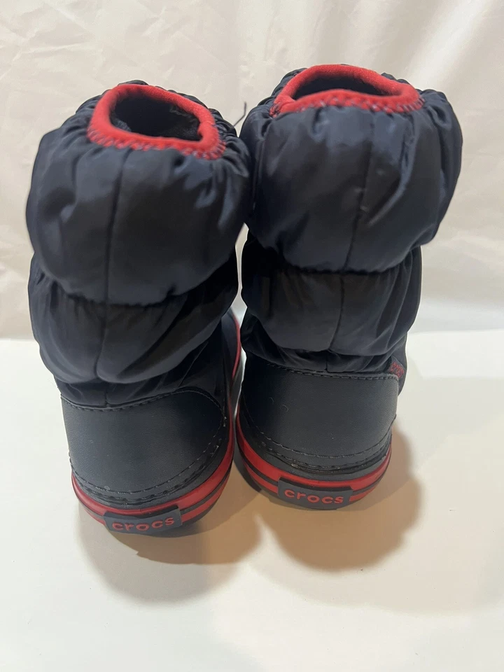 Bota Crocs Winter Puff Infantil - Azul Marinho/Vermelho Tamanho C8 - Imagem 3 de 4