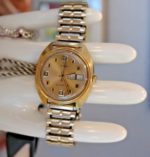 Nice Men's Wristwatch: TIMEX "Q" Quartz w/Date & Day - New Battery, Runs Great!