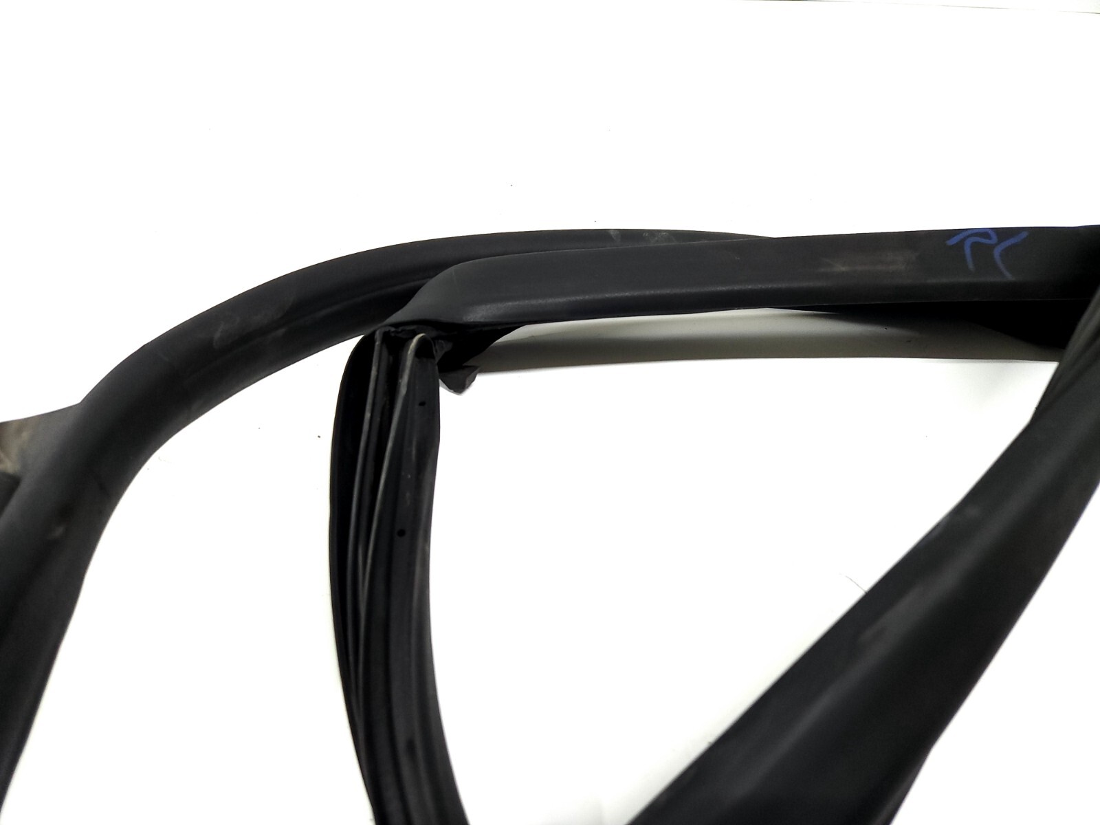 Maserati Ghibli 2014-2020 REAR+LEFT Weatherstrip P/N 1345030
