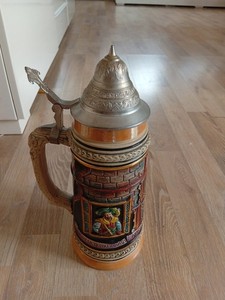 Chope bière stein terre cuite décor relief couvercle métal argenté
