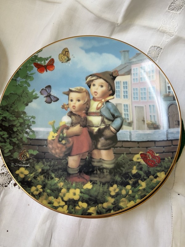 M.I. Hummel Surprise Little Companions Limited Edition Collector Plate LX 7273