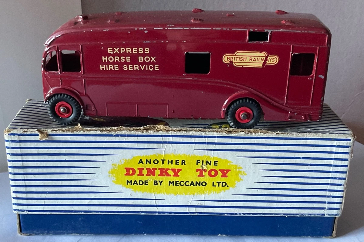 Lot 161 - A DINKY Toys 581 Horsebox in BR maroon