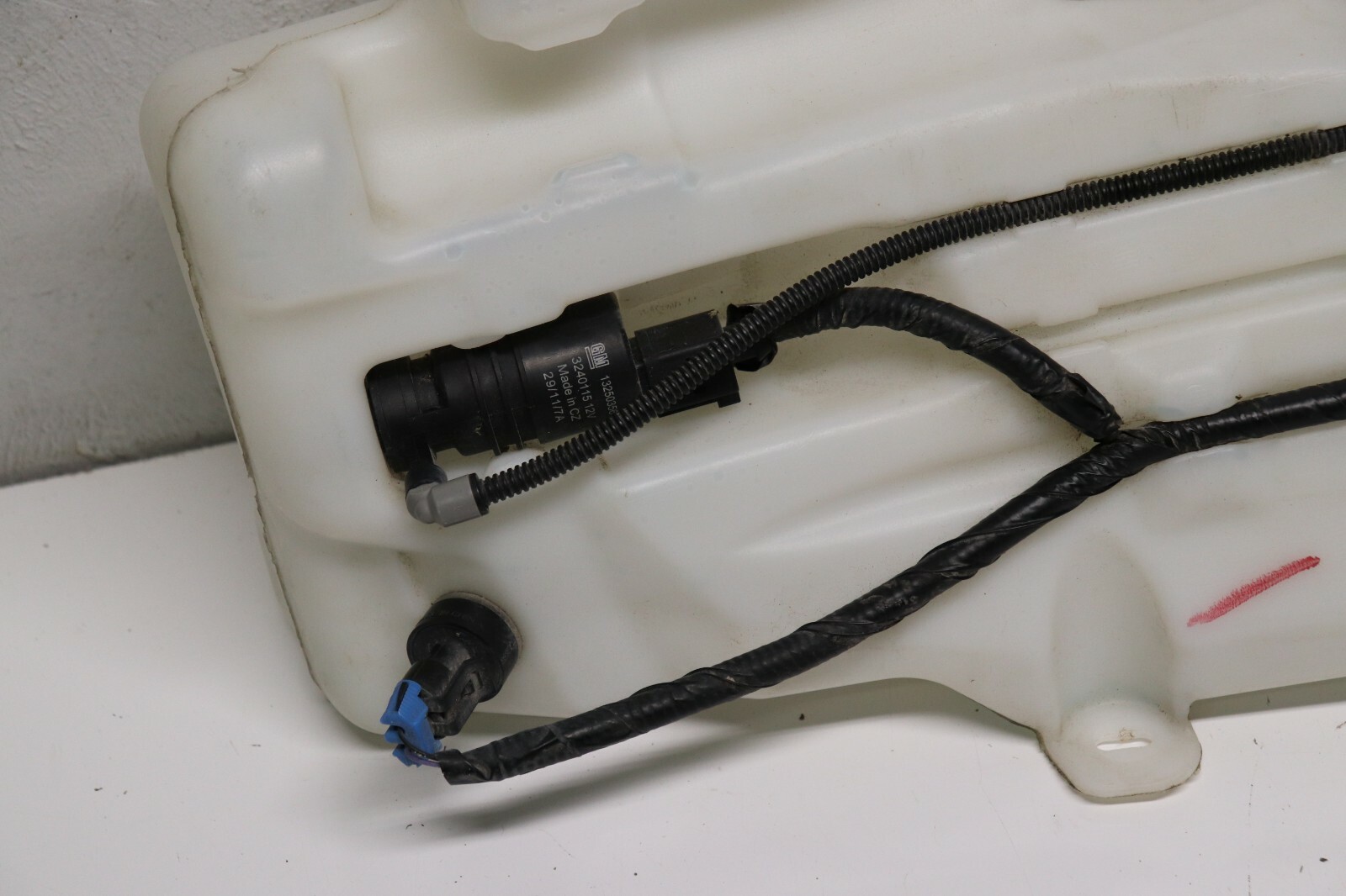 P204149 20102016 Buick Lacrosse Windshield Washer Reservoir Tank 1316