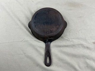 Griswold 4 No 702 large block logo rusty & dirty as shown