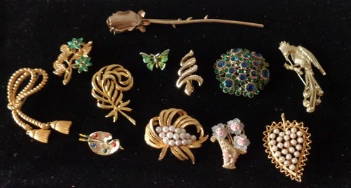 (12) Vintage Ladies Costume Jewelry Pins/Brooches Rhinestones Faux Pearls