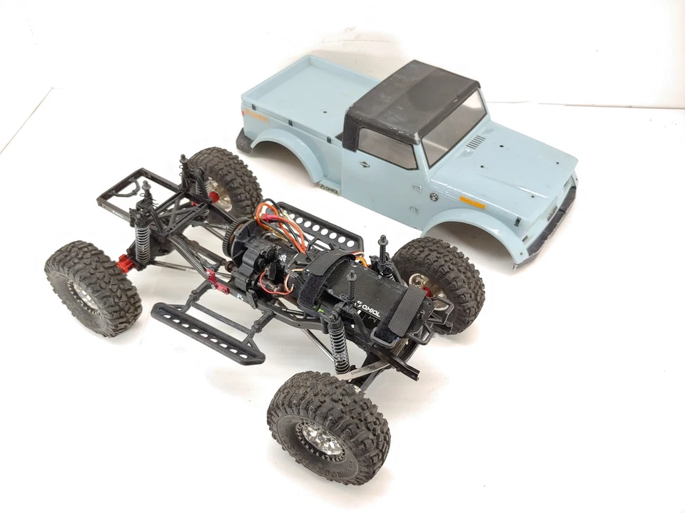 Axial SCX10 UPGRADED 1/10 4x4 RC Crawler ARTR w/ Nukizer Z15 Body UPGRADED - Image 2 of 4