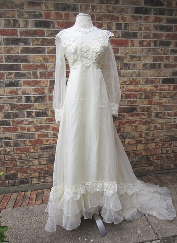 beautiful vintage wedding dress lace cream/beige size 8