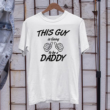 Camiseta This Guy Is Going To Be A Daddy Divertida Papá Humor Esperando Padre Regalo