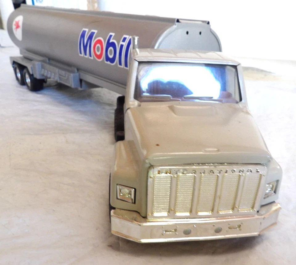 Vtg Ertl 3605 International Semi-T Mobil Tanker 18-Wheeler Tractor Trailer - Image 3 of 4