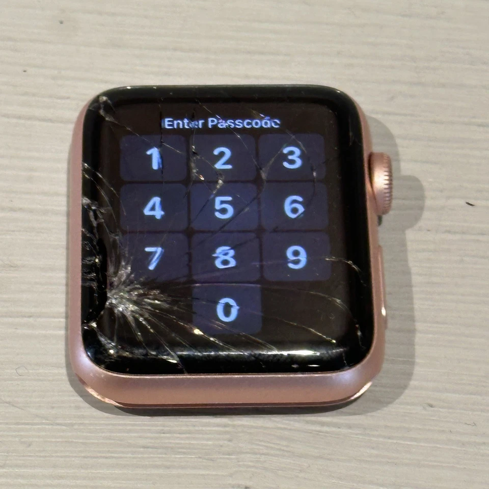 Apple Watch Series 2 42 mm oro rosa aluminio - enciende - sin código de acceso - grieta Foto 2 de 4
