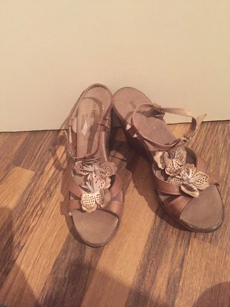 Brand New Taupe Leather Flower Detail Wedges Pavers Size 7 RRP