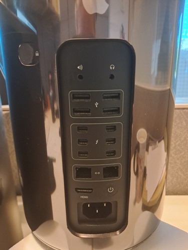 2013 MAC PRO MacOS 10.15 Catalina pre-installed 2.7GHz - Picture 3 of 5