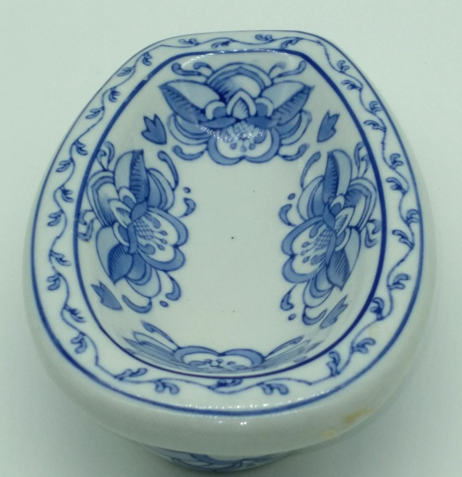 Delft Style Heavy Porcelain Blue/White Floral Soap Dish - Image 4 of 4