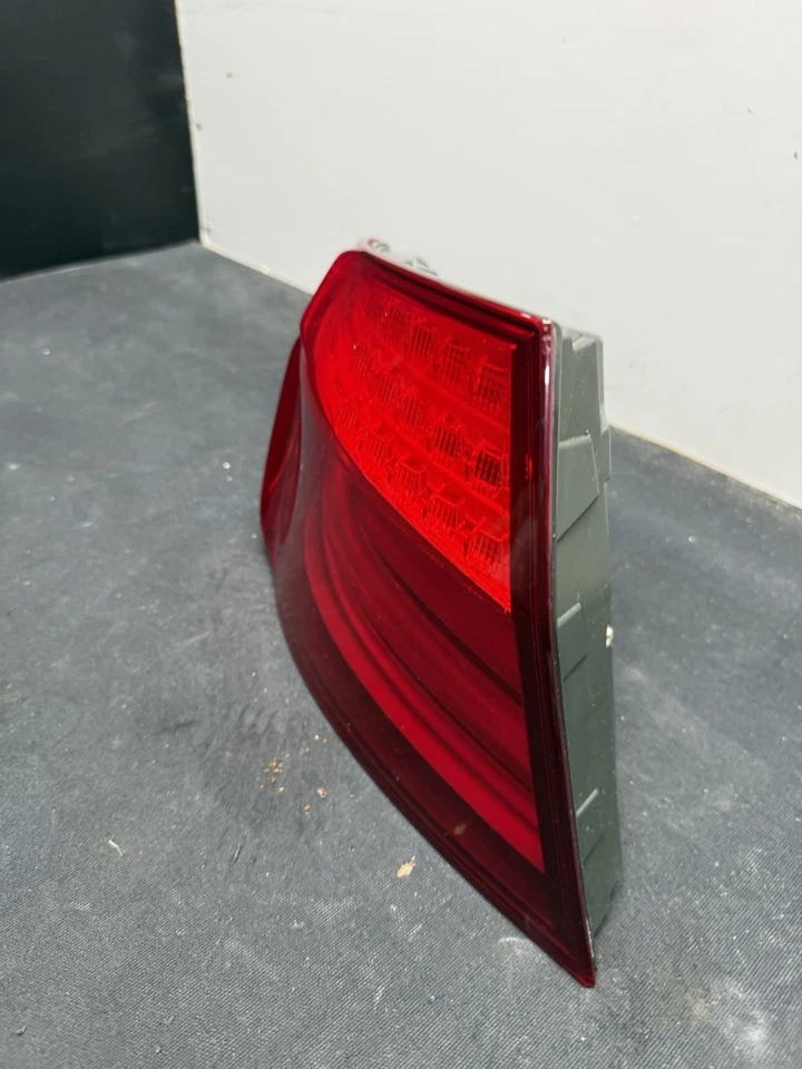 BMW 535i 2011 lado izquierdo del conductor exterior QTR luz trasera montada Foto 3 de 4