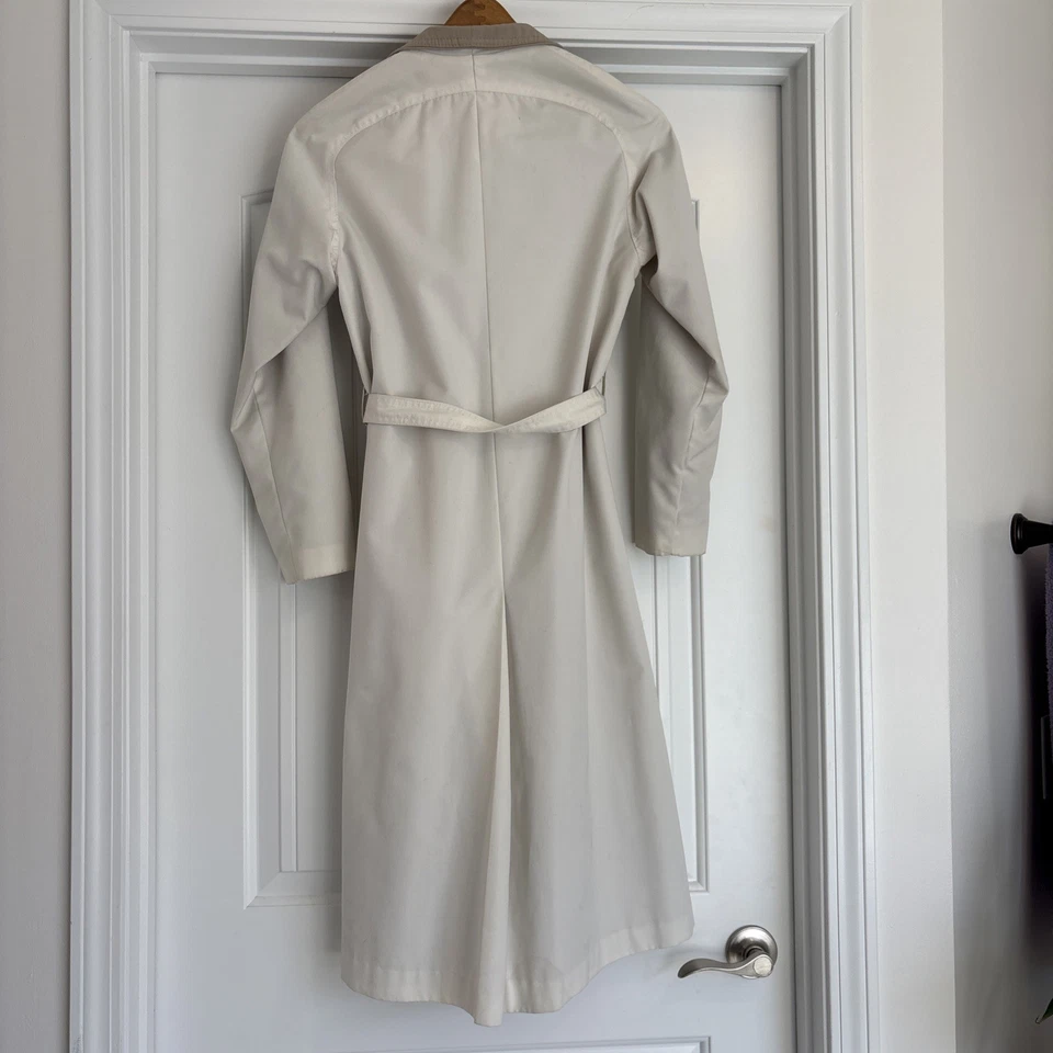 Gabardina beige para mujer con puños abotonados, cinturón y dos bolsillos Foto 3 de 4