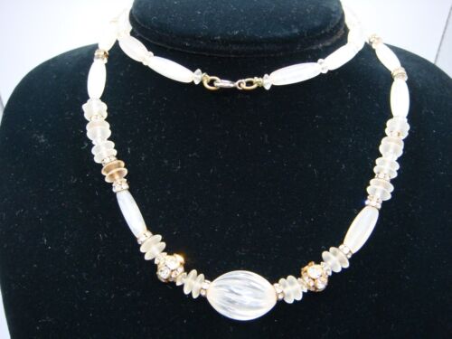 VINTAGE CARVED CLEAR WHITE LUCITE BEAD NECKLACE RHINESTONE INSERTS ESTATE - Picture 12 of 12