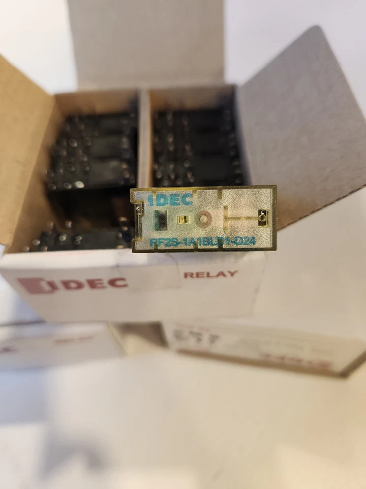 IDEC RF2S-1A1BLD1-D24 10/Pack 24VDC Force Guided Plug In Relays - Image 2 of 4