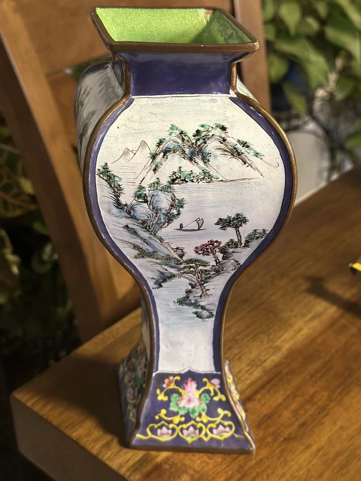 Jarrón hexagonal floral y pavo real estilo cloisonné vintage con ribete de bronce Foto 3 de 4