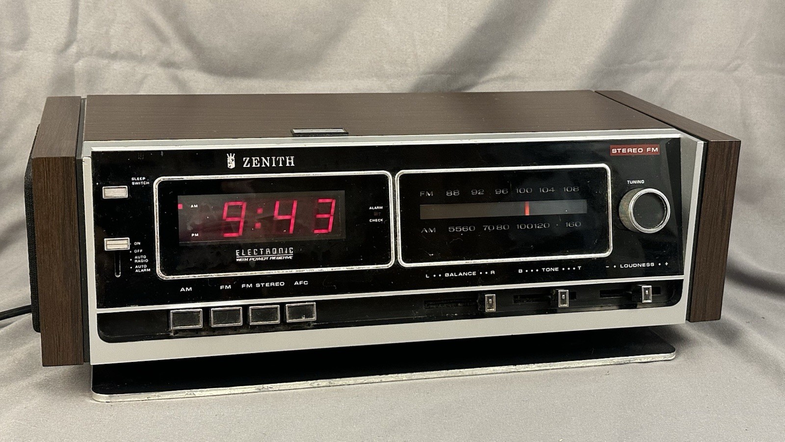 Vintage Clock Radio Zenith H480W Digital Alarm AM/FM Stereo 