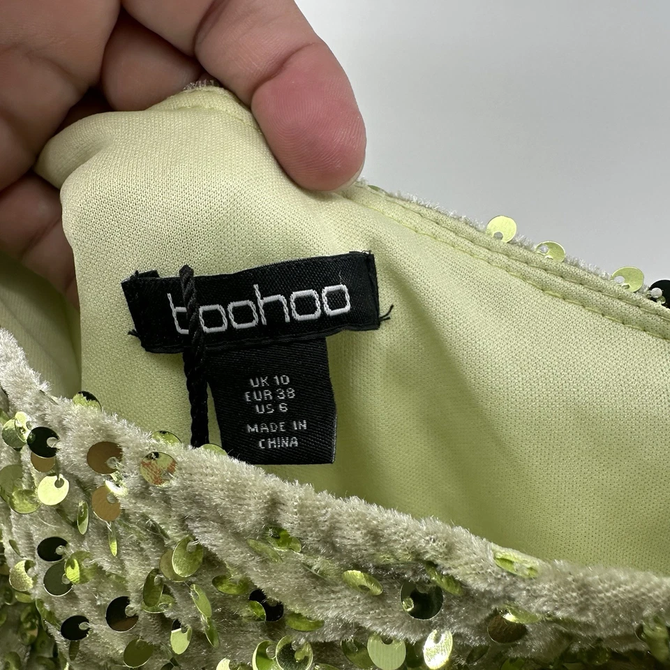 Mono asimétrico de terciopelo con lentejuelas Boohoo para mujer verde acampanado pierna manga abullonada Foto 2 de 4