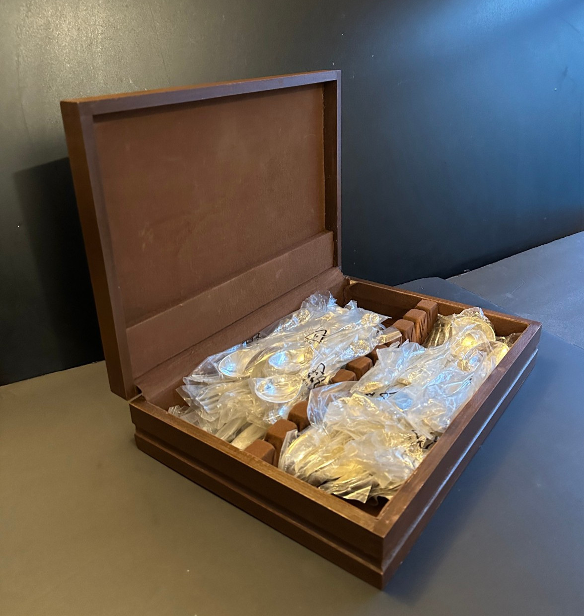 New VTG silverplate FB Rogers French Rose 42 Pc Flatware Set service 8 w/ Case