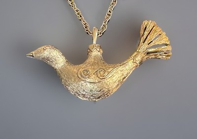 B.J. BEATRIX JEWELRY VINTAGE PEACE DOVE NECKLACE on 24  Chain Gold Tone