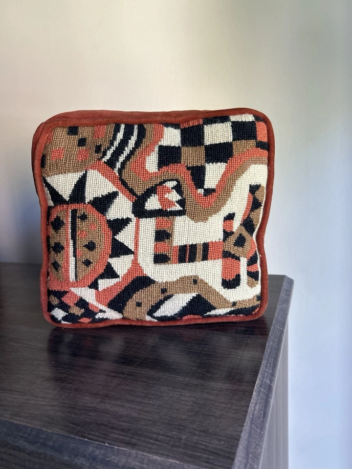 Almohada geométrica vintage de terciopelo a punta de aguja de mediados de siglo Foto 2 de 4