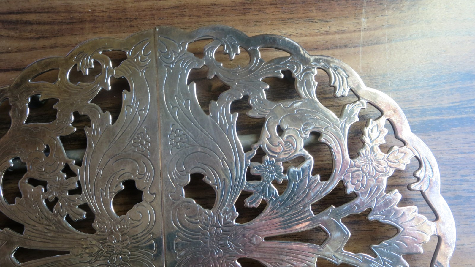 'Lunt' Silverplate Vintage Trivet, Expandable to 13 1/2 inches, has rubber feet 