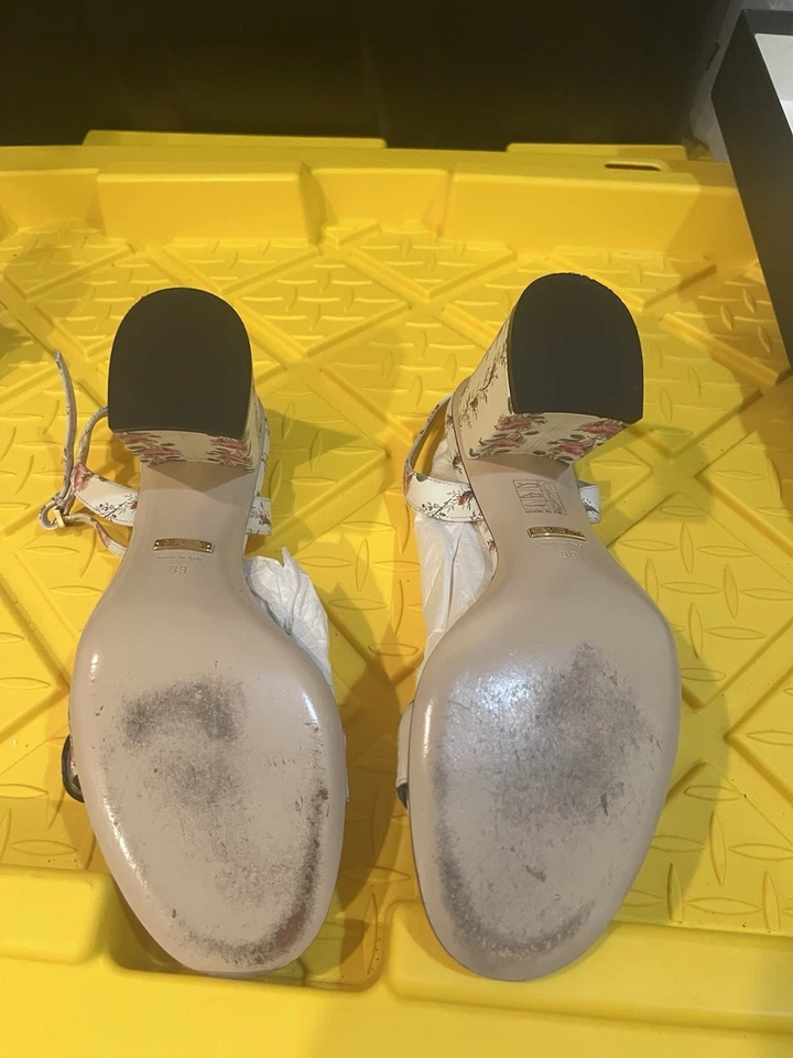Sandalias para mujer Gucci florales con hebilla dorada usadas 2x Foto 4 de 4